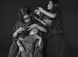 Fotografien, Girls Yara, Kamorishi, Bianca, and Ana Shina Asháninka Play at Checking Each Other’s Hair for Lice. Kampa do Rio Amônea Indigenous Territory, State of Acre, Brazil (XL), Sebastião Salgado