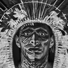 Photographie, Adão Yawanawá in a Headdress of Eagle Feathers, Village of Nova Esperança Rio Gregório Indigenous Territory, State of Acre, Brazil (S), Sebastião Salgado