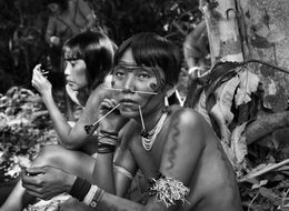 Photographie, Josane and Aldeni, Residents of Communities in the Demini River Region, Yanomami Indigenous Territory, State of Amazonas, Brazil (XL), Sebastião Salgado