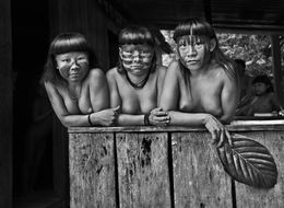 Fotografien, Cousins Hahani, Tiniru, and Ugunja, Suruwahá Indigenous Territory, State of Amazonas, Brazil (S), Sebastião Salgado