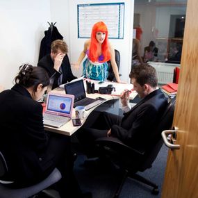Fotografien, Ariel Conducts a Business Meeting, Sarah Maple
