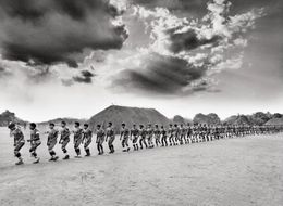 Fotografien, Kuikuro warriors parade during Kuarup festival, Xingu Indigenous Territory (XL), Sebastião Salgado