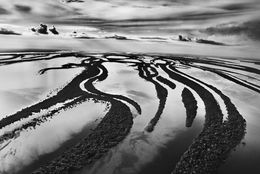 Fotografien, The blackwater of the Rio Negro glints white in sunlight and turns pitch black when not in direct sun. Anavilhanas National Park, State of Amazonas, Brazil (XL), Sebastião Salgado