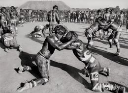 Fotografien, Warriors face off in huka-huka fight, Waurá Village, Xingu Indigenous Territory (S), Sebastião Salgado