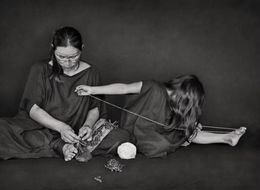 Fotografien, Auzelina Piyãko Asháninka and daughter making seed necklaces. Kampa do Rio Amônea Indigenous Territory, state of Acre (L), Sebastião Salgado