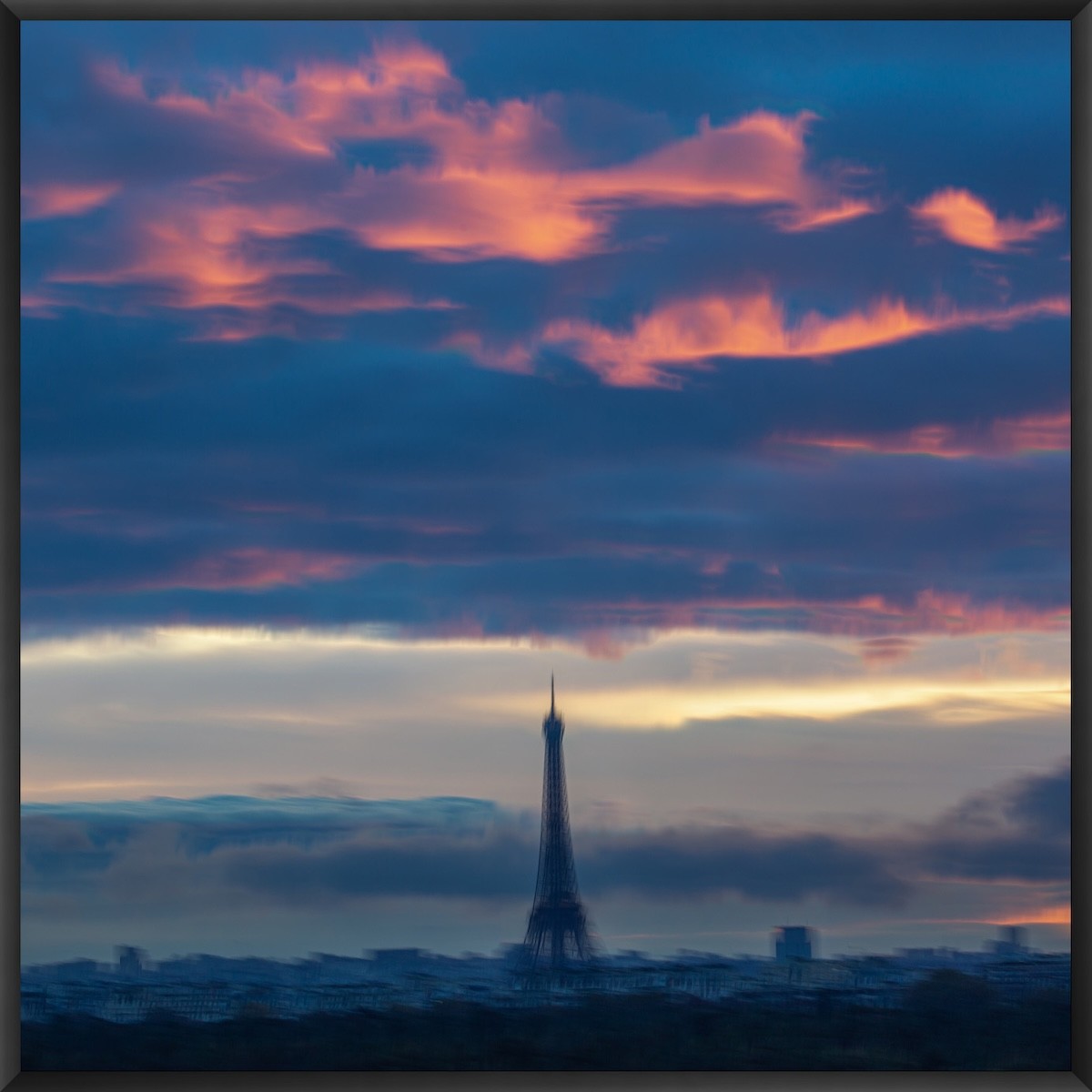 Fan LI, Paris et nuages roses - La Tour Eiffel Fan LI, Paris et nuages roses - La Tour Eiffel
