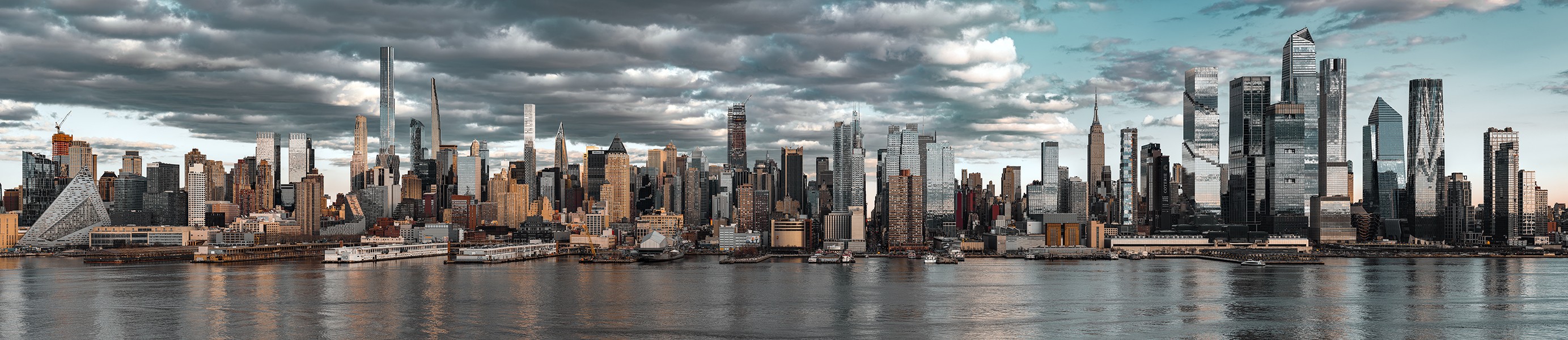 Beyti Barbaros, Panoramic view of New York City, Manhattan Skyline at dusk Beyti Barbaros, Panoramic view of New York City, Manhattan Skyline at dusk