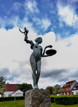 Sculpture, Hygiea and Asklepios Snake, Helle Rask Crawford
