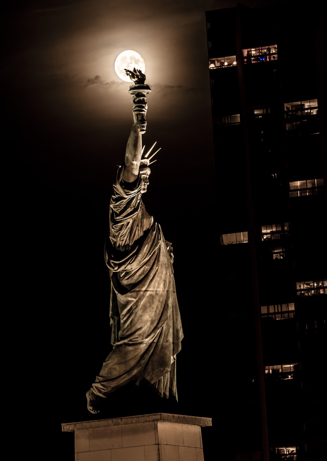Théo Castillon, Full Moon sur la Statue de la Liberté Théo Castillon, Full Moon sur la Statue de la Liberté