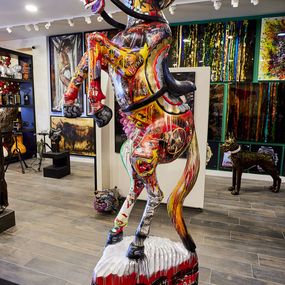 Skulpturen, Chasing Horse Horse - Collectors favorite!, Art By Son
