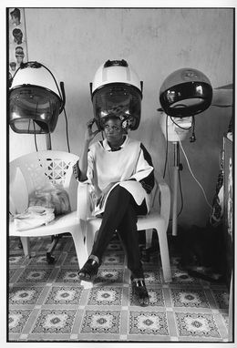 Fotografien, La patiente coiffeuse, Dar Es Salaam, Tanzanie, Frédéric Noy