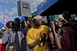 Fotografien, L'éclipse, Owiny, district de Pakwach, Ouganda, Frédéric Noy