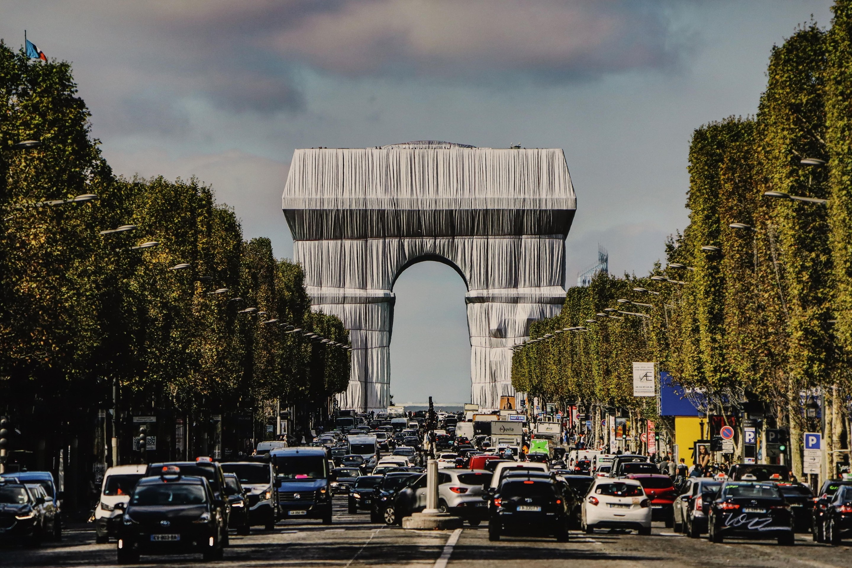 Christo and Jeanne-Claude, L'Arc de Triomphe, Wrapped, by Day Christo and Jeanne-Claude, L'Arc de Triomphe, Wrapped, by Day