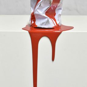 Le vieux pot de peinture rouge