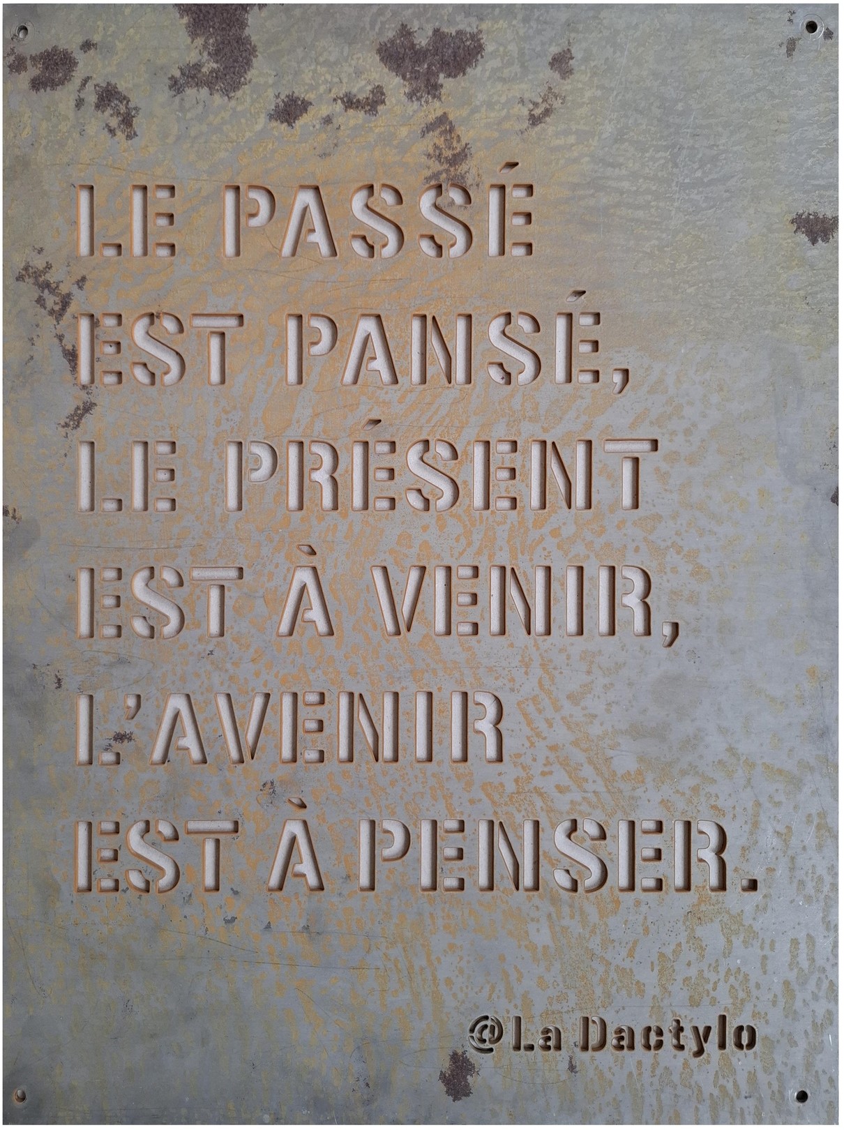 La Dactylo, Le Passé est pansé, le présent est à venir, le futur est à penser La Dactylo, Le Passé est pansé, le présent est à venir, le futur est à penser