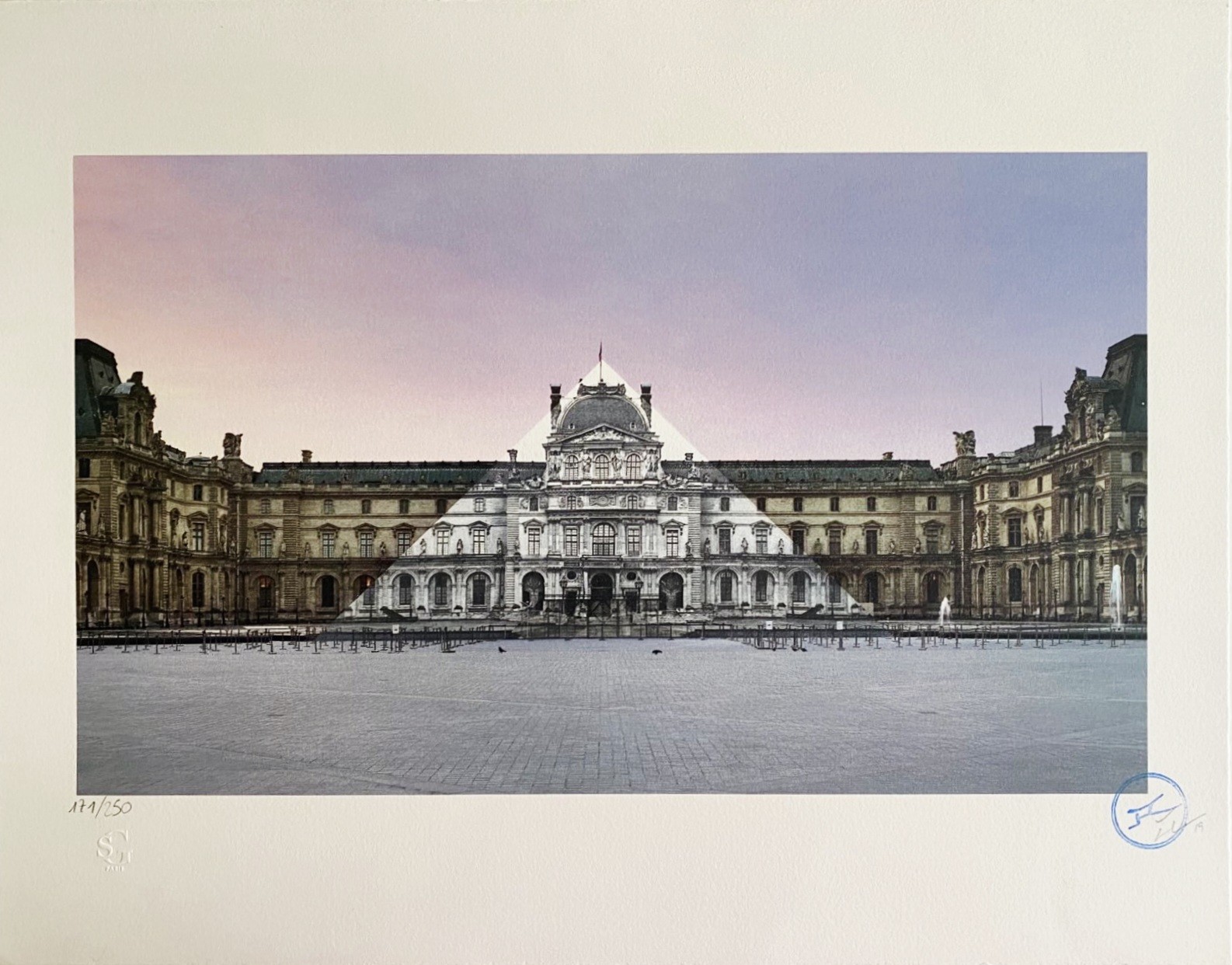 JR, JR au Louvre, La Pyramide, 12 Juin 2016, 5H55 JR, JR au Louvre, La Pyramide, 12 Juin 2016, 5H55
