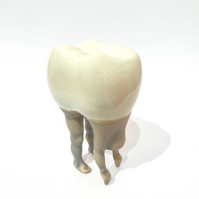Skulpturen, Artistic Tooth with Gray Legs, Hilbertas Jatkevicius
