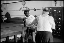 Fotografía, Miles Davis warming up with a trainer at Gleason's Gym, Glen Craig