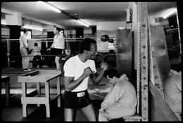 Fotografía, Miles Davis shadowboxing in the mirror at Gleason's Gym, Glen Craig