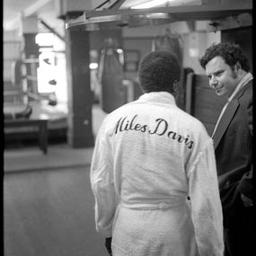Photographie, Miles Davis in his boxing robe at Gleason's Gym, NYC, Glen Craig