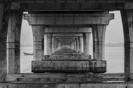 Fotografien, Pescador pasando por puente en Bahia Ecuador., Jose Correa