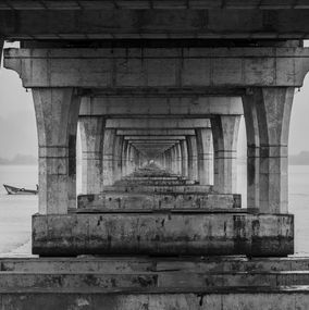 Fotografien, Pescador pasando por puente en Bahia Ecuador., Jose Correa