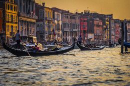 Fotografien, Fleet of gondolas in the grand canal on a sunset, Jose Correa