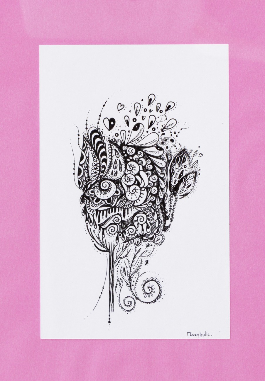 Marybulle, Une fleur artistique se développe en tatouage - Série Arabesques monochromes Marybulle, Une fleur artistique se développe en tatouage - Série Arabesques monochromes