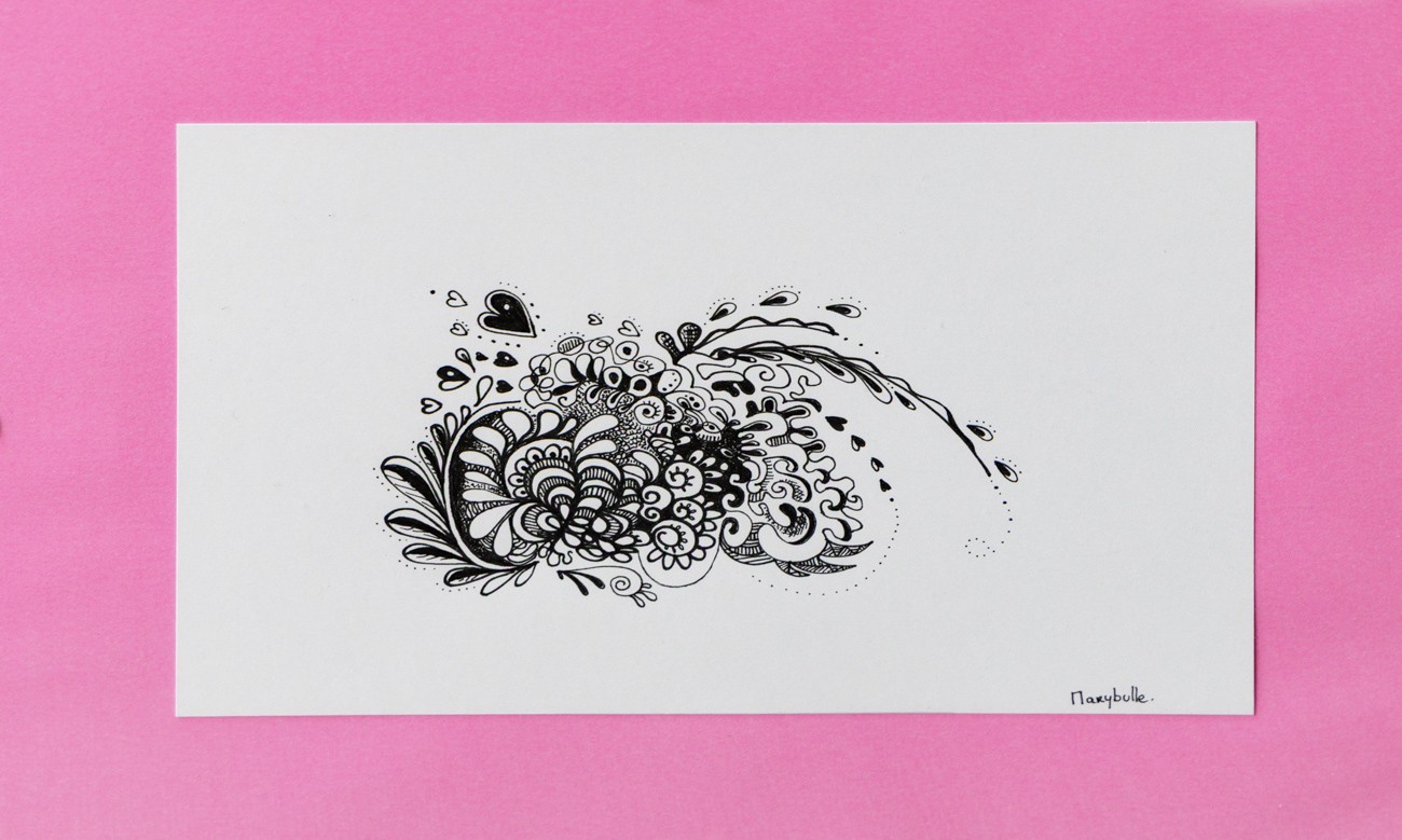 Marybulle, Un chapeau en mouvement de papillon en encre de bulles - Série Arabesques monochromes Marybulle, Un chapeau en mouvement de papillon en encre de bulles - Série Arabesques monochromes