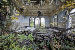 Photography, Dernier salon – Le plafond résiste encore, Lauric Gourbal