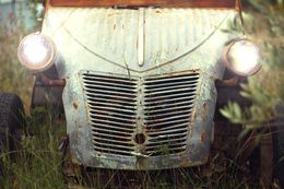 Photography, Les phares allumés – Éveil d’une Citroën 2 CV endormie, Lauric Gourbal