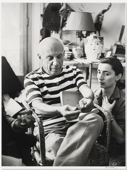 Photographie, Pablo Picasso showing Jacqueline a small sculpted head, Vallauris, André Villers