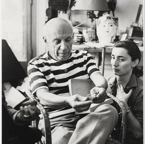 Photographie, Pablo Picasso showing Jacqueline a small sculpted head, Vallauris, André Villers