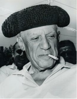 Photographie, Pablo Picasso wearing a bullfighter's hat, 1954, André Villers
