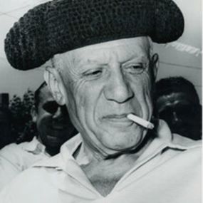 Photographie, Pablo Picasso wearing a bullfighter's hat, 1954, André Villers