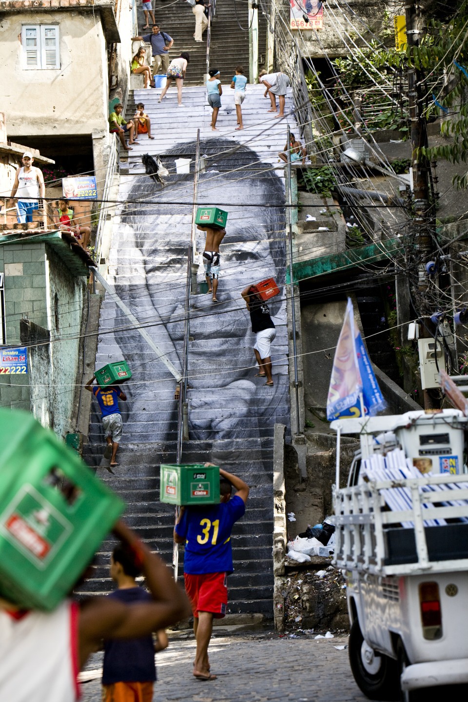JR, 28 Millimètres - Woman are heroes - Action dans la favela Morro da Providencia - Escalier JR, 28 Millimètres - Woman are heroes - Action dans la favela Morro da Providencia - Escalier