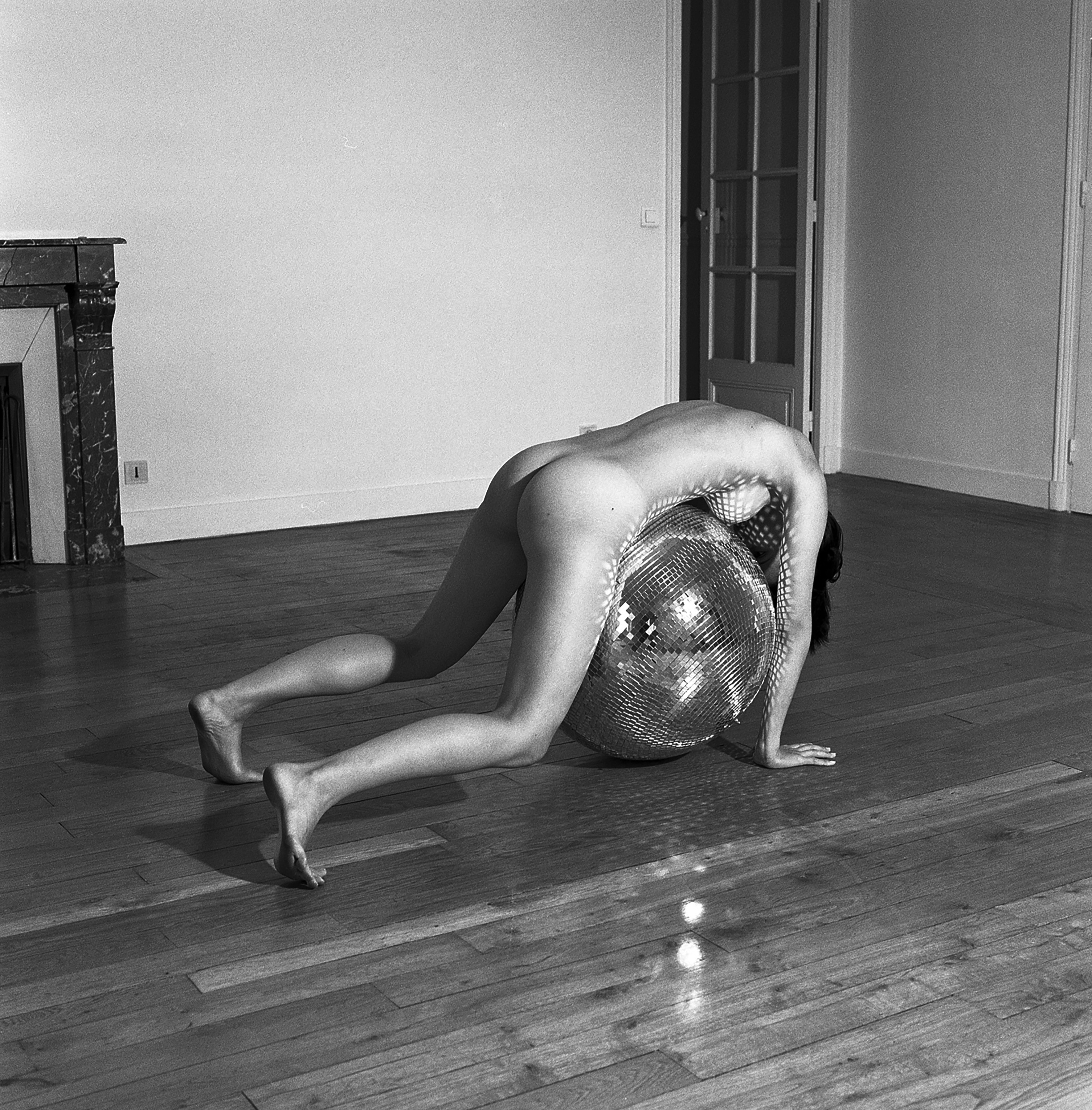 Bruno Fournier, Guerrière avec boule à paillettes Bruno Fournier, Guerrière avec boule à paillettes