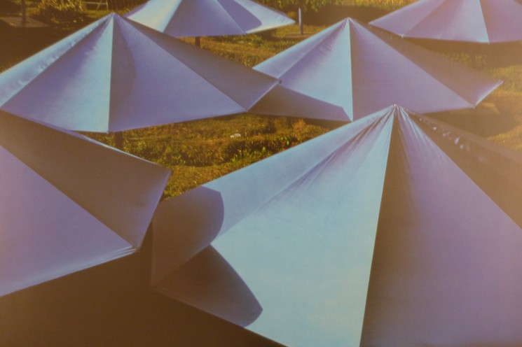 Christo and Jeanne-Claude, The Umbrellas, Japan-USA, 1984-91. Ibaraki, Japan site, Fotografien auf Papier