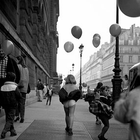 Photography, Petite fille au Ballon Paris rue de Rivoli, Pierre Schwartz