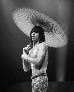 Mick Jagger torse nu et son ombrelle, en concert, 1976, Jacques Benaroch