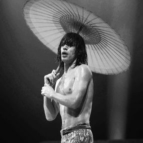 Mick Jagger torse nu et son ombrelle, en concert, 1976, Jacques Benaroch
