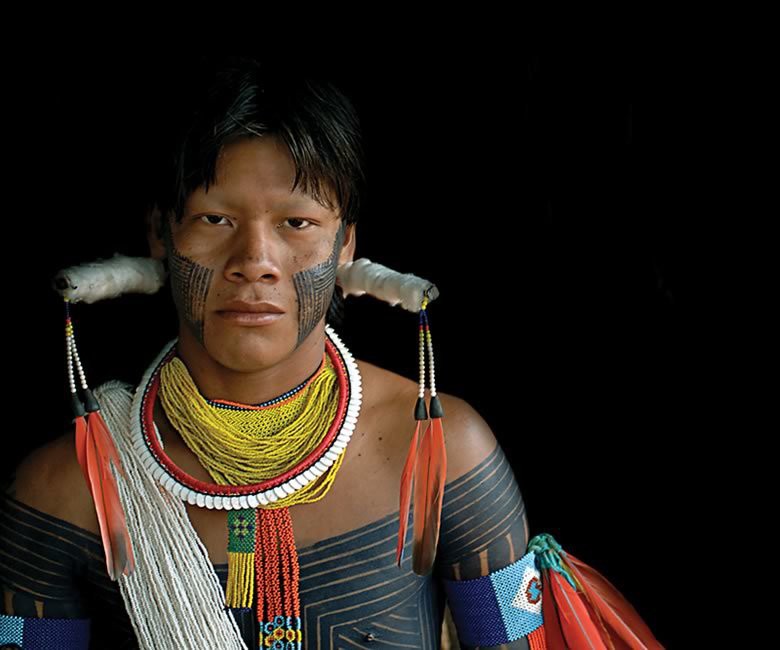 Antonio Briceño, Arara - Guacamaya. Cultura Kayapó, Brasil Antonio Briceño, Arara - Guacamaya. Cultura Kayapó, Brasil