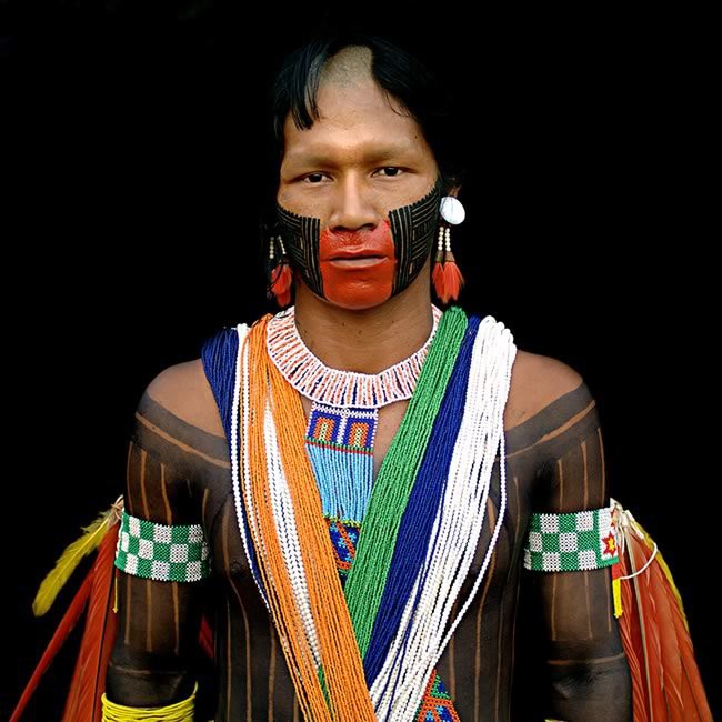 Antonio Briceño, Arara III - Guacamaya. Cultura Kayapó, Brasil Antonio Briceño, Arara III - Guacamaya. Cultura Kayapó, Brasil