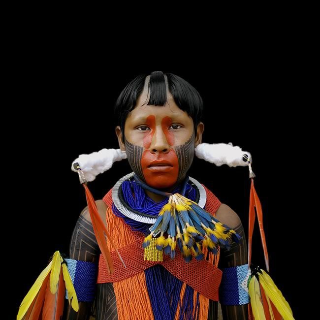 Antonio Briceño, Arara V - Guacamaya. Cultura Kayapó, Brasil Antonio Briceño, Arara V - Guacamaya. Cultura Kayapó, Brasil