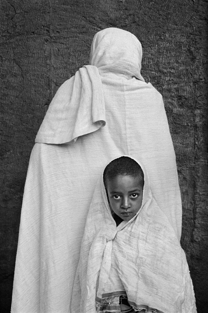Cristina García Rodero, Série : Lalibela, près du ciel - anges regardant, Ethiopie Cristina García Rodero, Série : Lalibela, près du ciel - anges regardant, Ethiopie