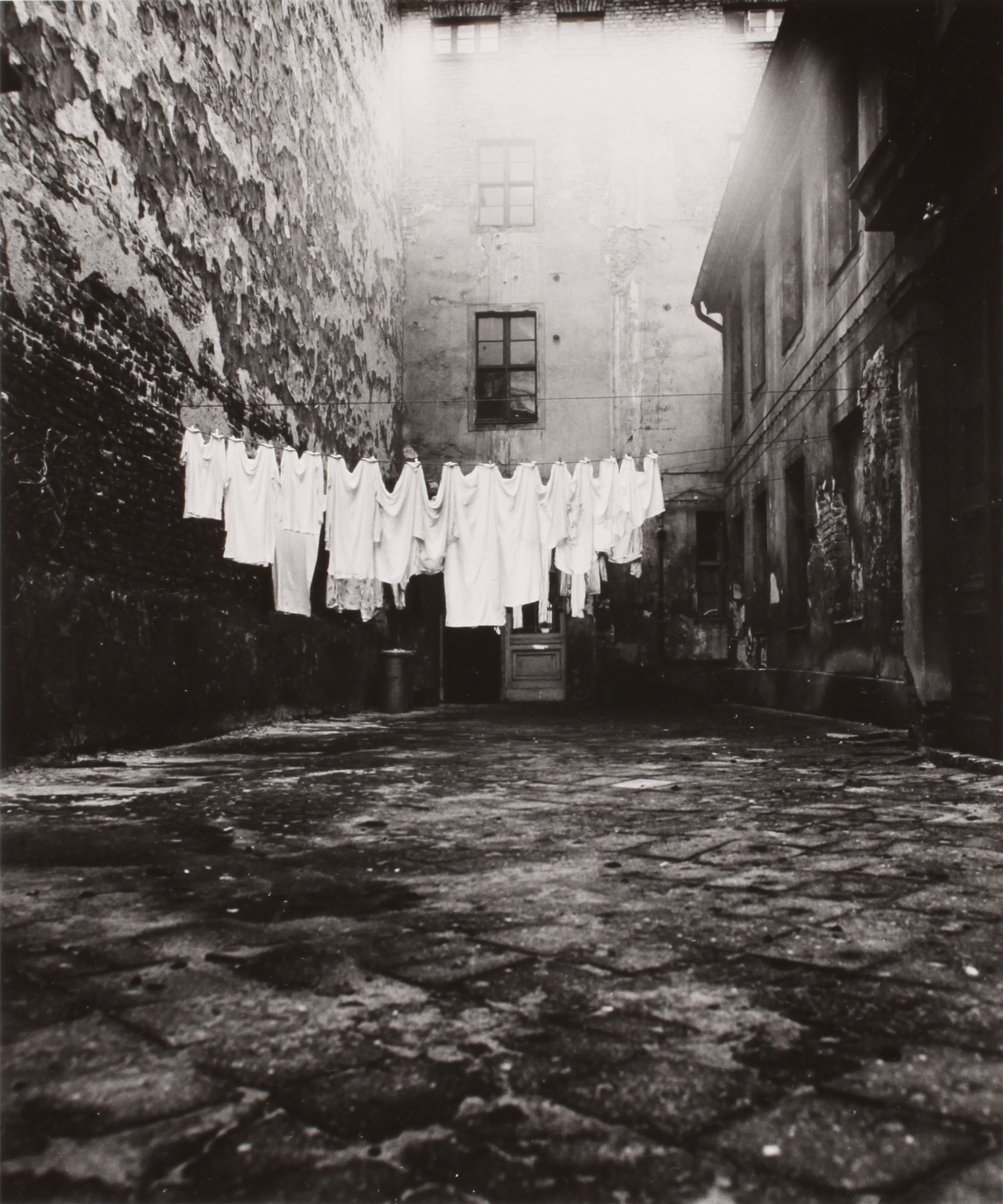 Manfred Paul, Série : Berlin nord-est / arrière-cours: Buanderie dans la cour arrière Manfred Paul, Série : Berlin nord-est / arrière-cours: Buanderie dans la cour arrière