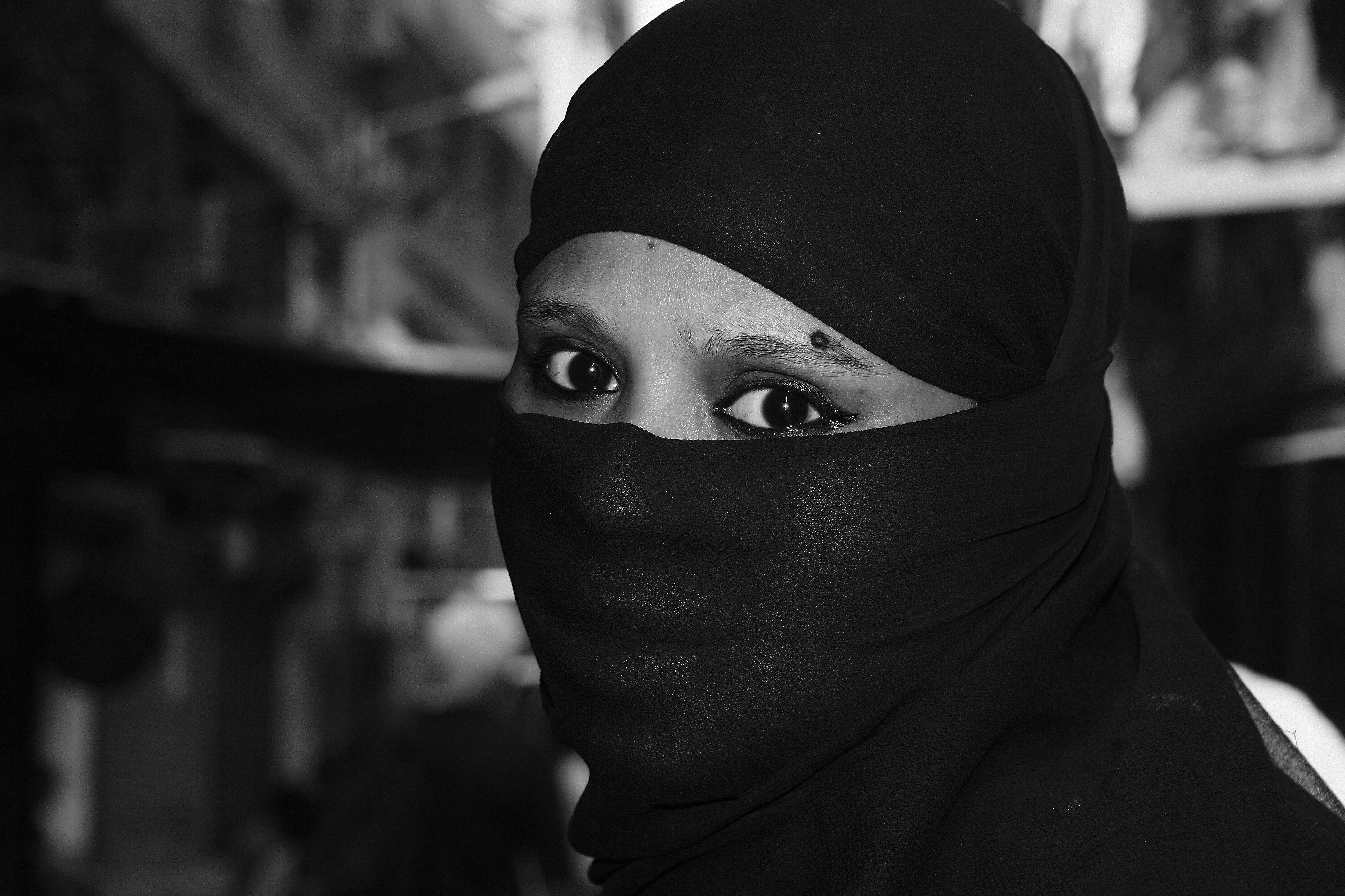 Dominique Leroy, Femme voilée dans le Bengale occidental. Inde Dominique Leroy, Femme voilée dans le Bengale occidental. Inde