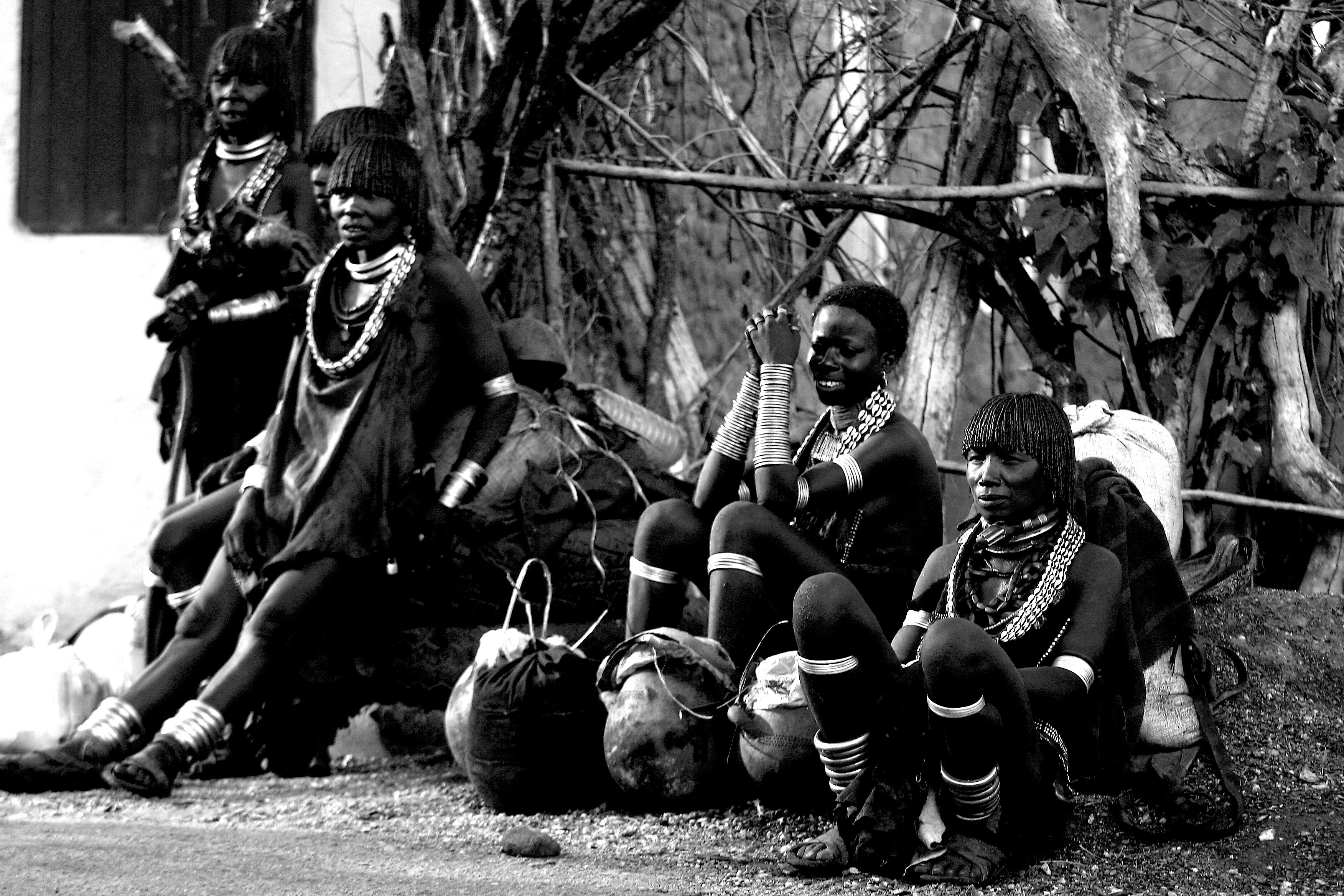 Dominique Leroy, Femmes Hamer au marché. Ethiopie Dominique Leroy, Femmes Hamer au marché. Ethiopie