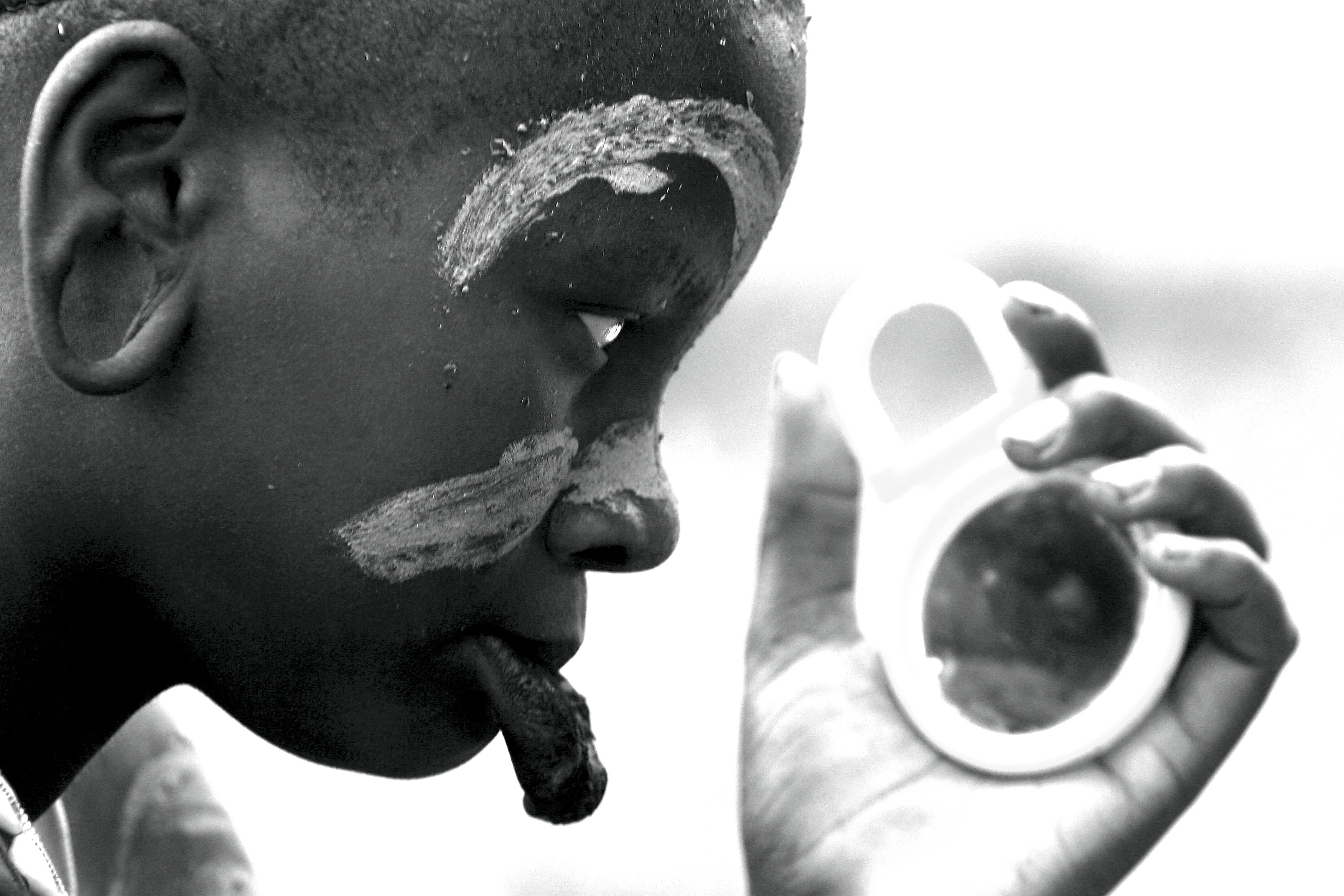 Dominique Leroy, Femme au miroir. Femme Mursi. Ethiopie Dominique Leroy, Femme au miroir. Femme Mursi. Ethiopie