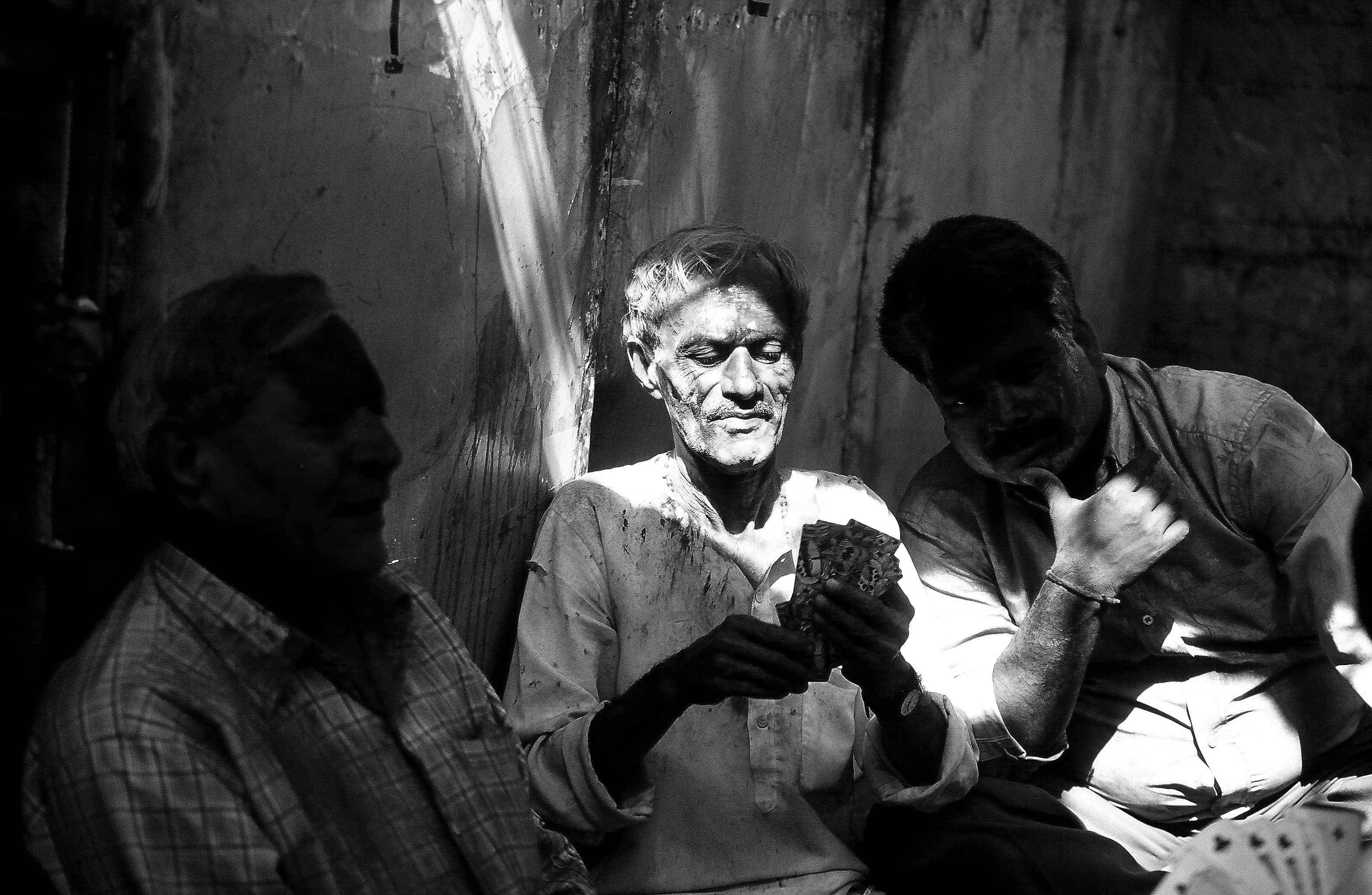 Dominique Leroy, Joueurs de cartes pendant le Holi Festival. Rajasthan. Inde Dominique Leroy, Joueurs de cartes pendant le Holi Festival. Rajasthan. Inde